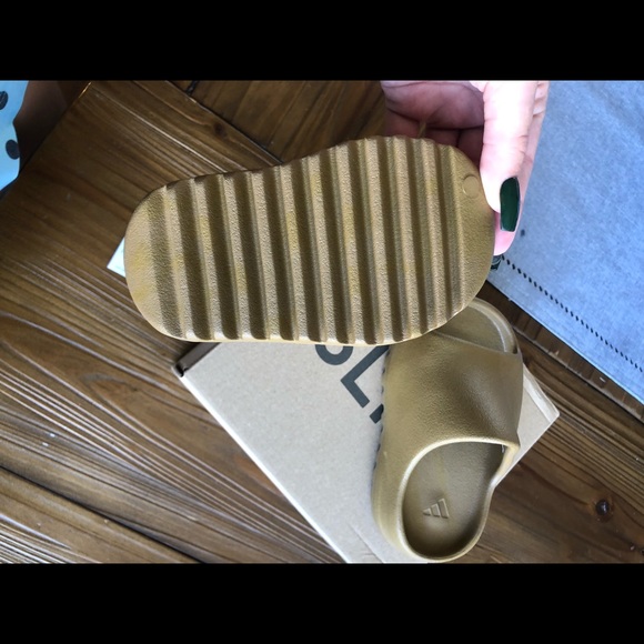 yeezy slides ochre (kids) - Picture 2 of 6